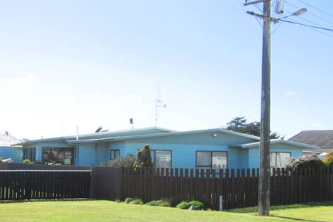 Photo of property in 9 Chrystal Street, Foxton Beach, Foxton, 4815