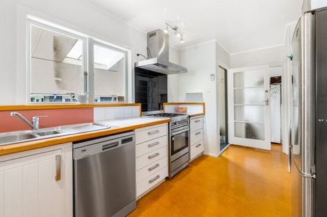 Photo of property in 52 Stottholm Road, Titirangi, Auckland, 0604