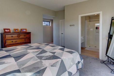 Photo of property in 2 Kahu Close, Wanaka, 9305