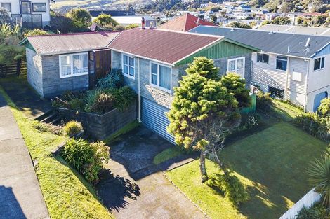 Photo of property in 16 Stewart Drive, Newlands, Wellington, 6037