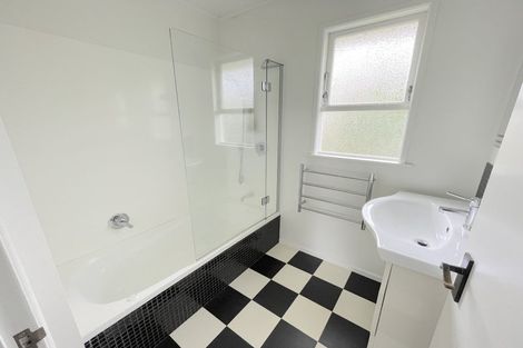 Photo of property in 10 Aplin Place, Birkdale, Auckland, 0626