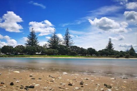 Photo of property in 6 Birdie Place, Red Beach, 0932