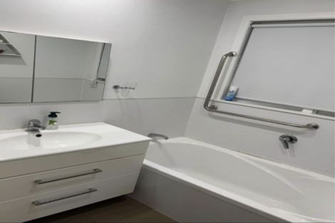 Photo of property in 2 Lowtherhurst Road, Massey, Auckland, 0614