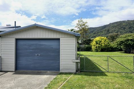 Photo of property in 16 Buller Street, Picton, 7220