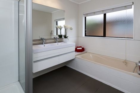 Photo of property in 2/98 Gosford Drive, Botany Downs, Auckland, 2010