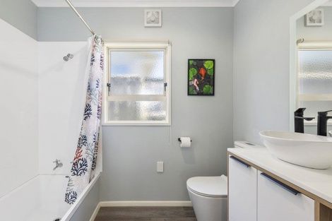 Photo of property in 2 Corlett Road, Plimmerton, Porirua, 5026