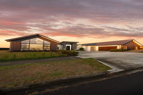 Photo of property in 44 Vaucluse Heights, Fitzherbert, Palmerston North, 4410