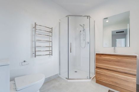 Photo of property in 2/11 Paramu Avenue, Birkdale, Auckland, 0626