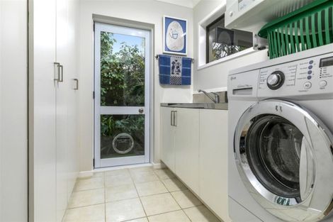 Photo of property in 17 Opanuku Road, Henderson Valley, Auckland, 0612