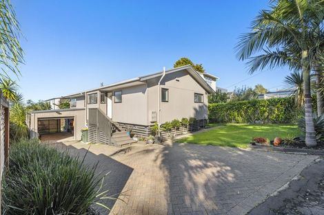 Photo of property in 27 Pohutukawa Avenue, Shelly Park, Auckland, 2014