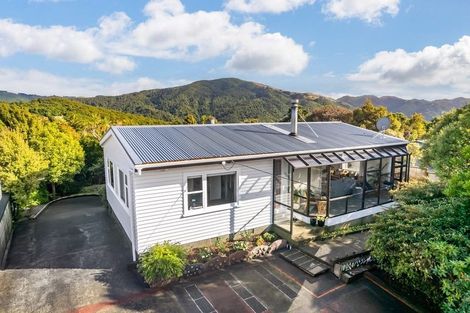Photo of property in 54 Poto Road, Normandale, Lower Hutt, 5010