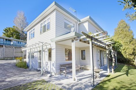 Photo of property in 2/30 Sunset Road, Unsworth Heights, Auckland, 0632