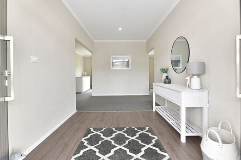 Photo of property in 4 Loretta Place, Red Beach, 0932