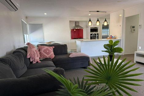 Photo of property in 2/224 Massey Road, Mangere East, Auckland, 2024