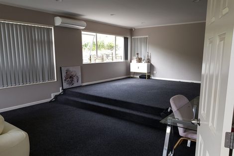 Photo of property in 3 Taroka Close, Pinehill, Auckland, 0632