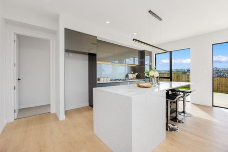 Photo of property in 16 Pekanga Road, Orewa, 0931