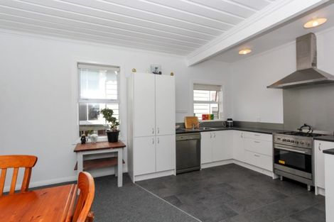 Photo of property in 6 Morley Street, New Plymouth, 4310