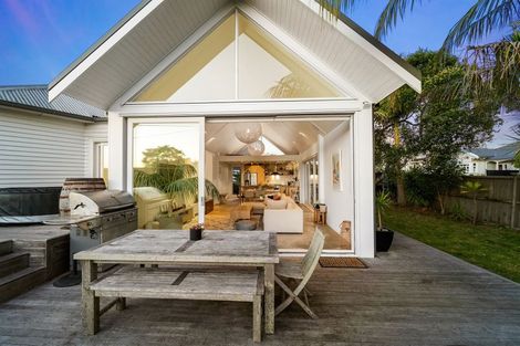 Photo of property in 17 Vincent Road, Northcote Point, Auckland, 0627