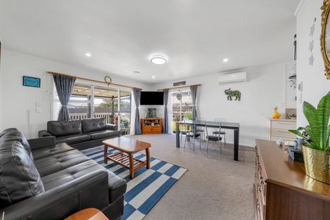 Photo of property in 2/56 Archibald Road, Kelston, Auckland, 0602