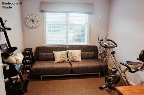 Photo of property in 39 Stewart Drive, Newlands, Wellington, 6037