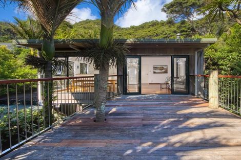 Photo of property in 15 Rayner Road, Piha, 0772