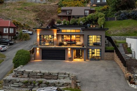 Photo of property in 70 Wynyard Crescent, Fernhill, Queenstown, 9300