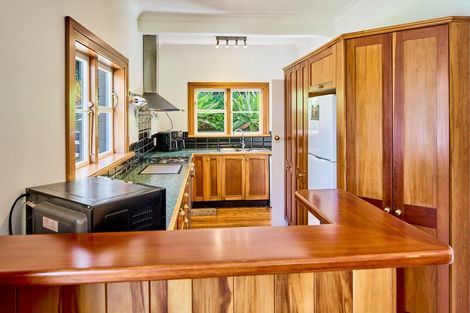 Photo of property in 1 Victory Crescent, Tawa, Wellington, 5028