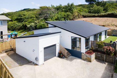 Photo of property in 42 Kenepuru Drive, Tawa, Wellington, 5028