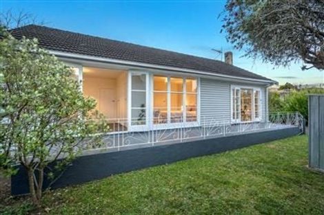 Photo of property in 2/104 Coronation Road, Hillcrest, Auckland, 0627