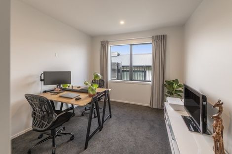 Photo of property in 23 Promontory Crescent, Newlands, Wellington, 6037