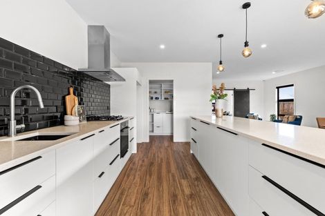 Photo of property in 42 Sardinia Grove, Fitzherbert, Palmerston North, 4410