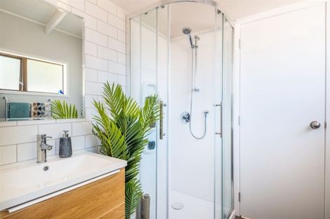 Photo of property in 1/5 Phillipa Place, Browns Bay, Auckland, 0630