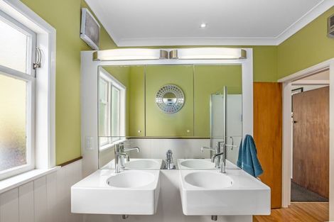 Photo of property in 28 Paremata Crescent, Paremata, Porirua, 5024