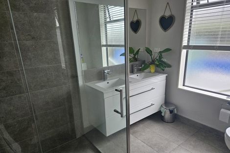 Photo of property in 4 Bellamont Street, Kumeu, 0810