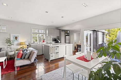 Photo of property in 1/10 Wolsley Avenue, Milford, Auckland, 0620