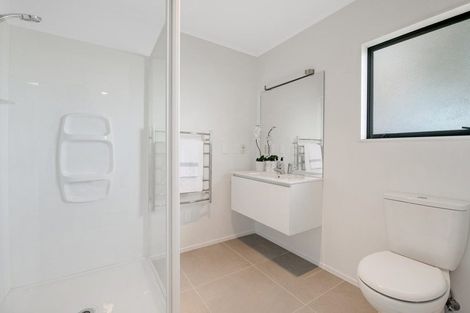 Photo of property in 10 Goldfinch Rise, Unsworth Heights, Auckland, 0632