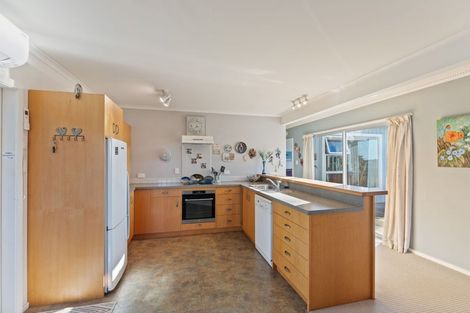 Photo of property in 38 Queens Road, Waikanae Beach, Waikanae, 5036
