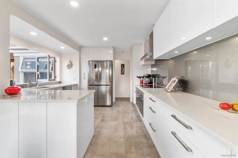 Photo of property in 11 Wilbur Place, Pakuranga Heights, Auckland, 2010