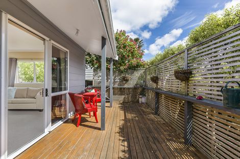 Photo of property in 2/39 Fairmount Road, Titirangi, Auckland, 0604