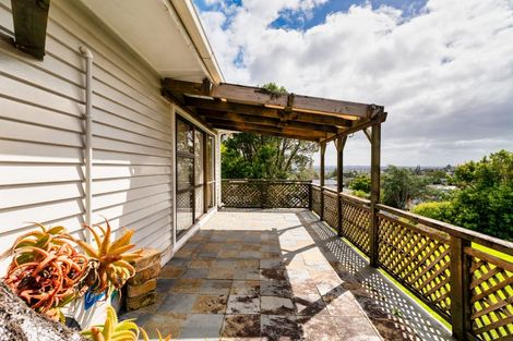 Photo of property in 84 Awaroa Road, Sunnyvale, Auckland, 0612