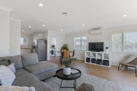 Photo of property in 2/74 Pah Road, Papatoetoe, Auckland, 2025