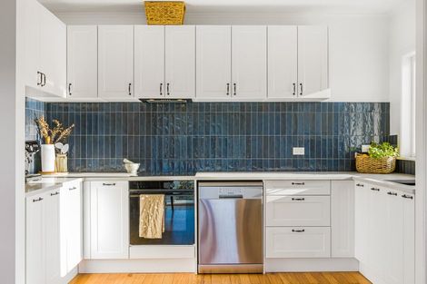 Photo of property in 1/150 East Coast Road, Forrest Hill, Auckland, 0620