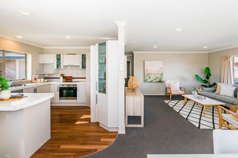 Photo of property in 17 Balmerino Grove, Waikanae, 5036