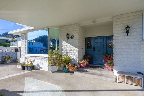 Photo of property in 40-42 Waikawa Road, Picton, 7220