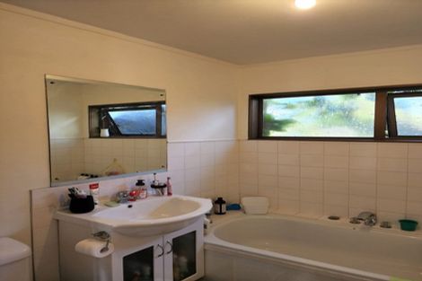 Photo of property in 27 Noeleen Street, Glenfield, Auckland, 0629