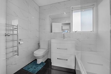 Photo of property in 17 Landow Place, Henderson, Auckland, 0612