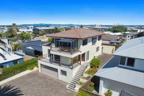 Photo of property in 24 Ngarata Avenue, Mount Maunganui, 3116