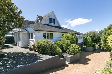 Photo of property in 8 Robieson Lane, Roseneath, Wellington, 6011