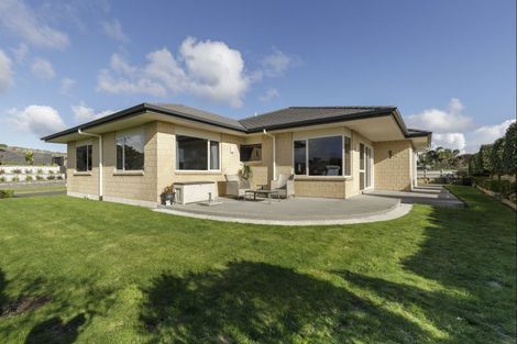 Photo of property in 5 Vardon Way, Waiwhakaiho, New Plymouth, 4312