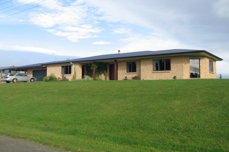 Photo of property in 57 Waicola Drive, Fitzherbert, Palmerston North, 4471